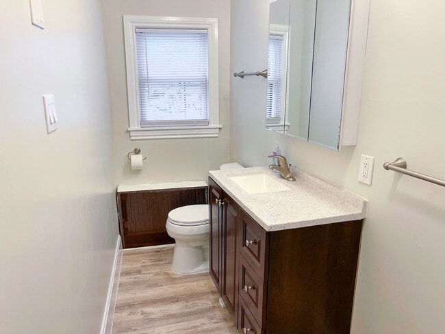 Building Photo - 206 E Main St