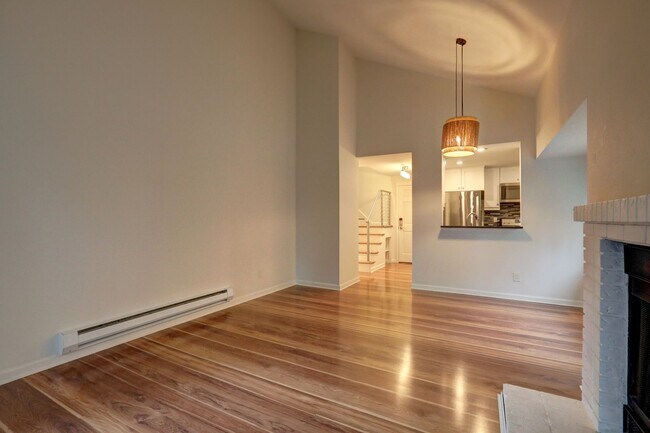 Building Photo - Large 2 Story Condo Available in Perfect Redmond Location!