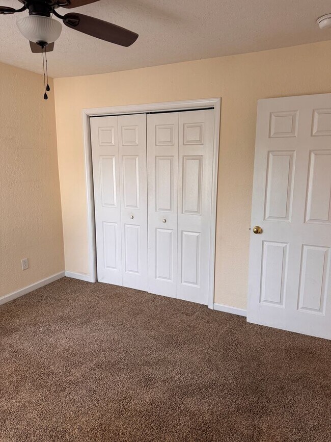Building Photo - 2 Bedroom || 1 Bathroom Townhome