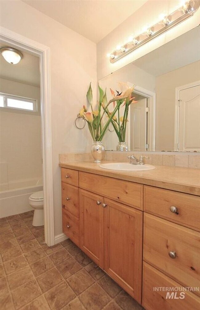 Building Photo - Beautiful Open Floor Plan Home in Boise!