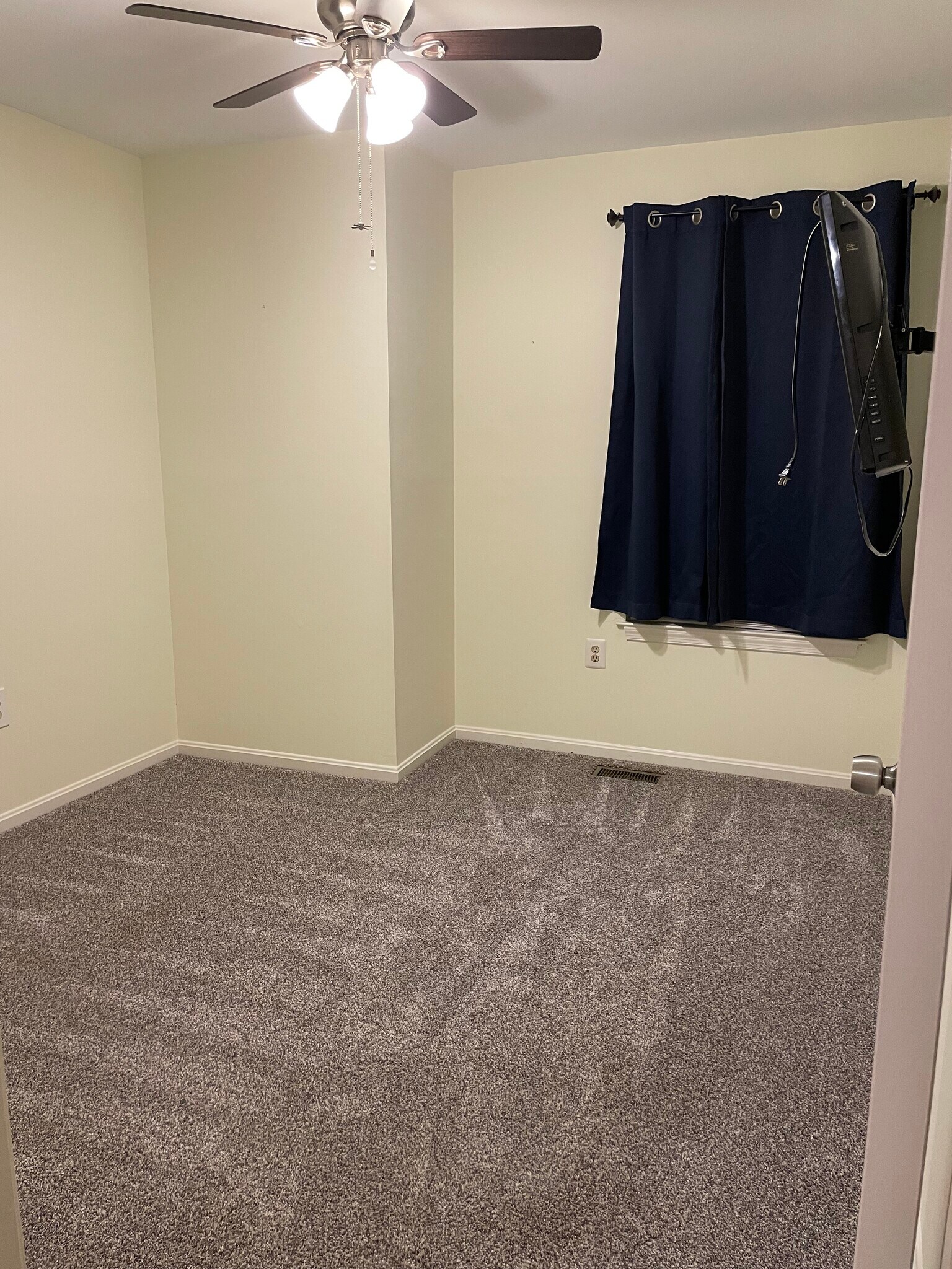 Building Photo - 8 Deer Run Ct