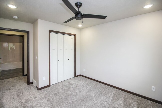 Building Photo - Newer 3 bed 2 bath in Tea  Special rate $1775 with a 13 month lease