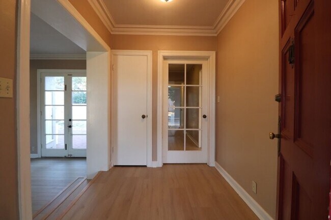 Building Photo - Beautiful Carriage District Rental