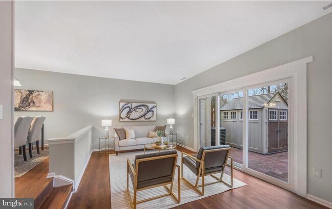 Building Photo - 5822 Burke Manor Ct