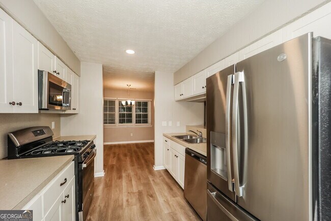 Building Photo - 540 Hillsdale Dr