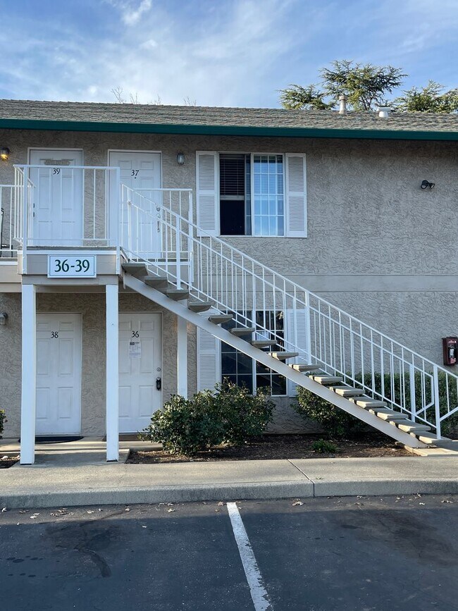 Building Photo - Chico 3 bed 2 bath Condo, Pool, Reserved Parking, upstair unit. newly refurbished