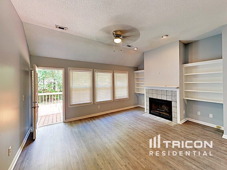 Building Photo - 105 Peach Pointe Dr