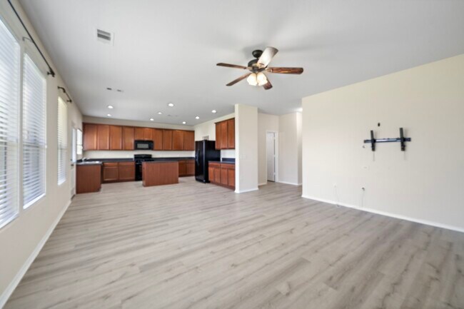 Building Photo - 1418 S Maple Dr