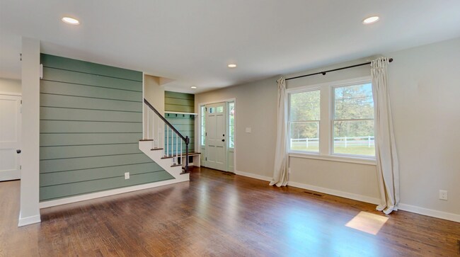 Building Photo - Updated Cape-Style Home Near Sherwood & Si...
