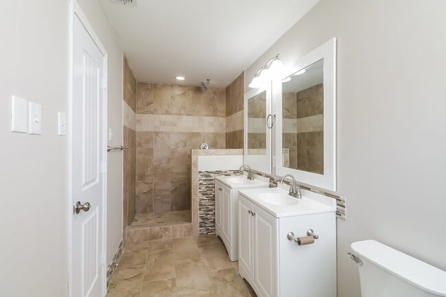 Building Photo - 601 E 6th St