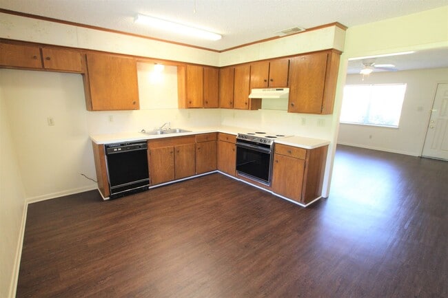 Building Photo - COMING SOON! 2 Bedroom 1 Bath Duplex in West Tyler!