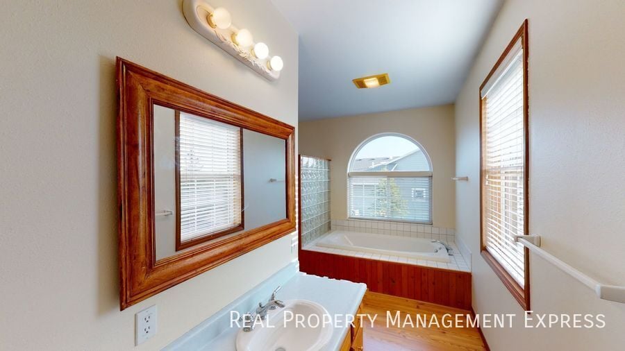 Building Photo - 305 N Pine Lake Dr