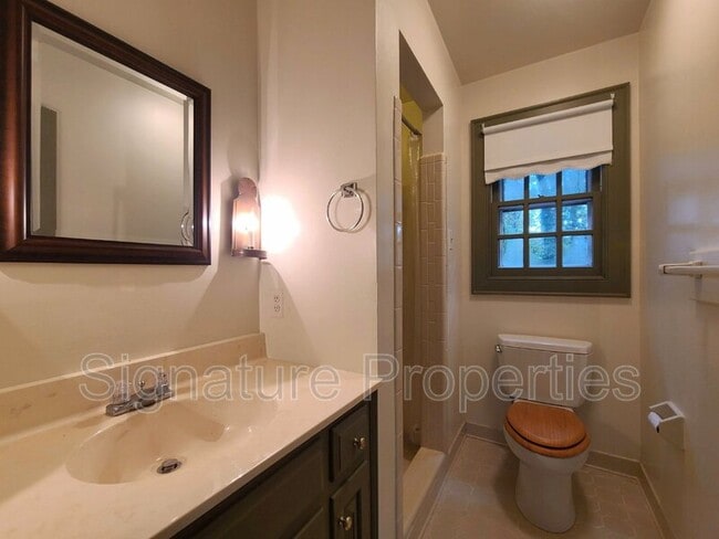 Building Photo - 2302 Mountainbrook Dr