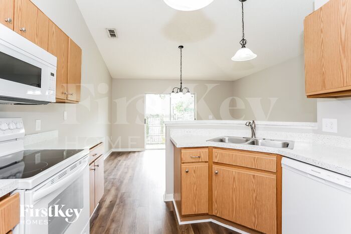 Building Photo - 8408 Oak Crossing Dr W