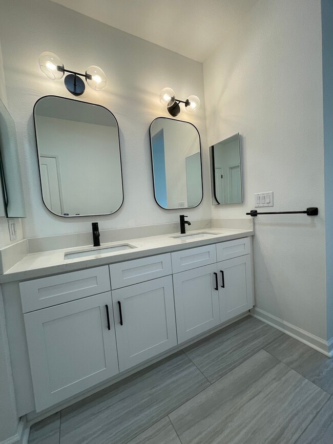 Dual sinks and multiple medicine cabinets - 1 Crescent Way