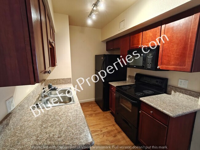 Building Photo - 3357 N Country Club Rd