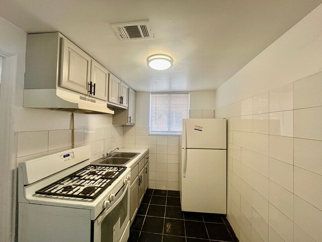 Building Photo - Garden level 1 bed 1 bath w/ large office ...