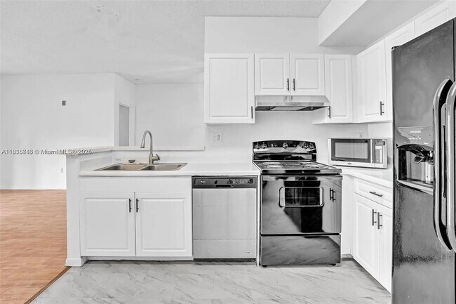Building Photo - 6928 SW 39th St