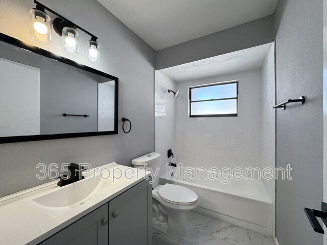 Building Photo - 3028 Clewiston St