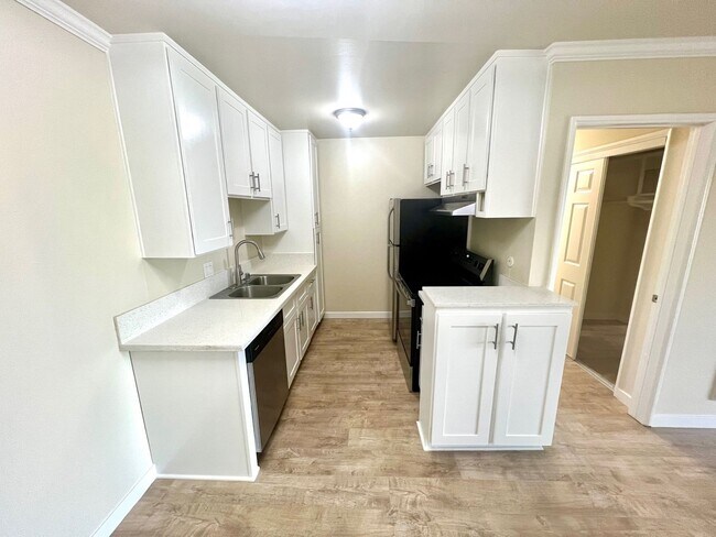 Building Photo - Newly Renovated 3rd Floor with View - One ...