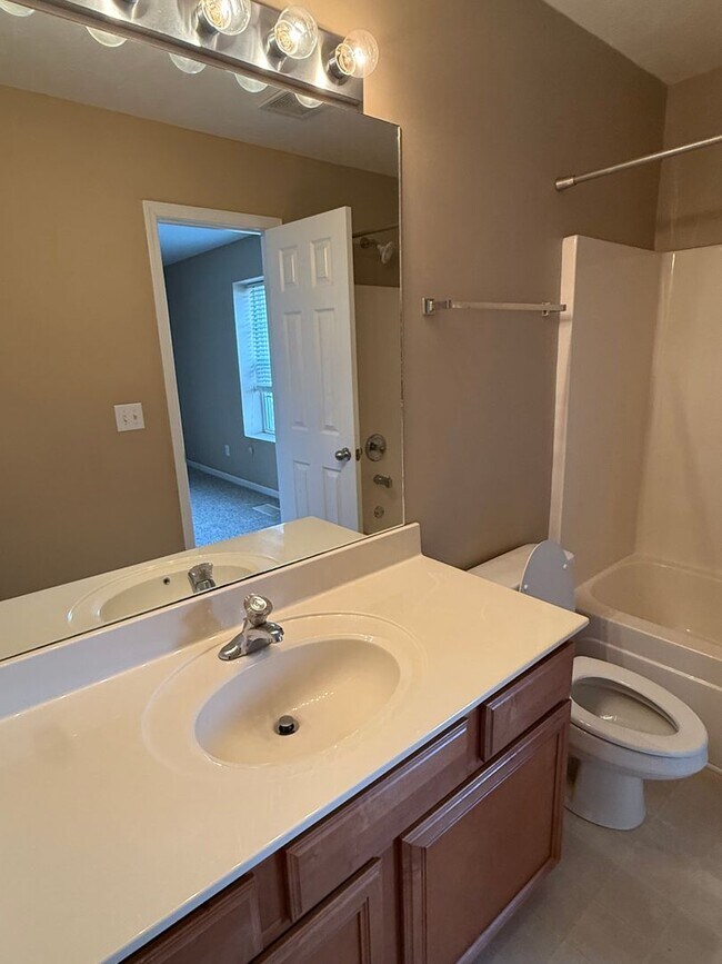 Building Photo - Perfect For Roommates!