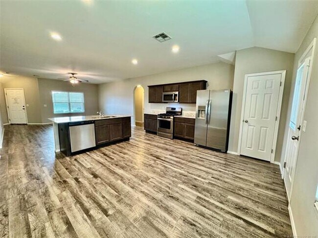 Building Photo - 4 bed/2 bath newer construction in prime location in Claremore!