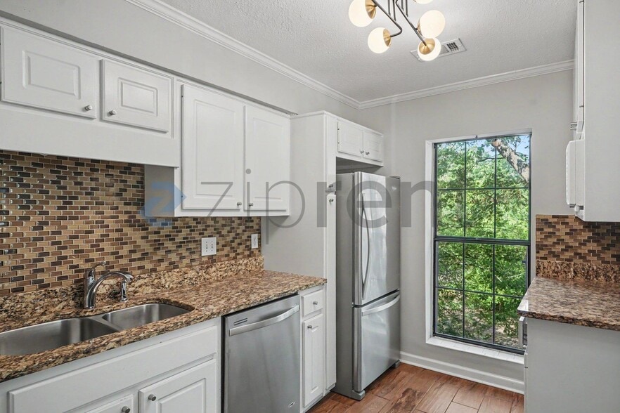 Building Photo - Unit 26202
