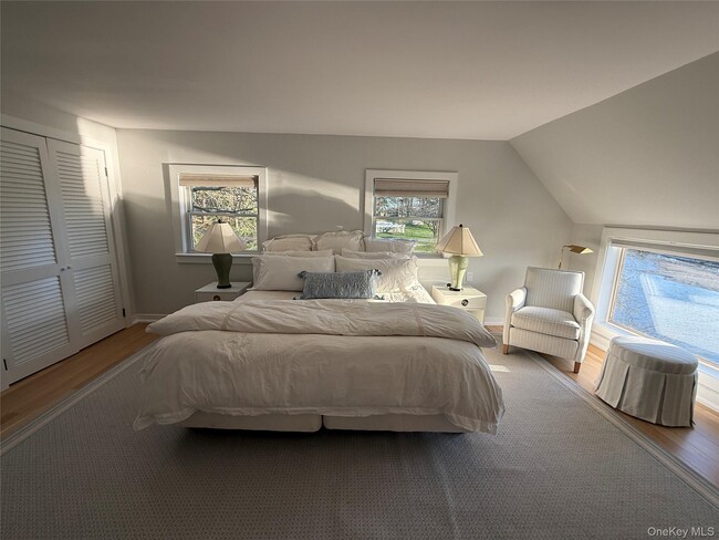 Building Photo - 329 Centre Island Rd