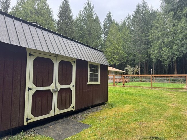 Building Photo - Cozy one story home on beautiful close to town acreage.