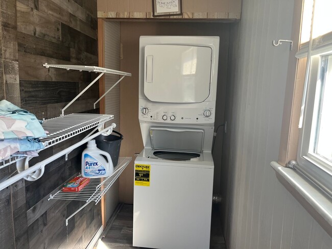 Building Photo - 3 Bedroom in Alton