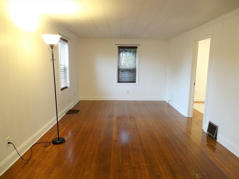 Building Photo - 160 Mechanic St