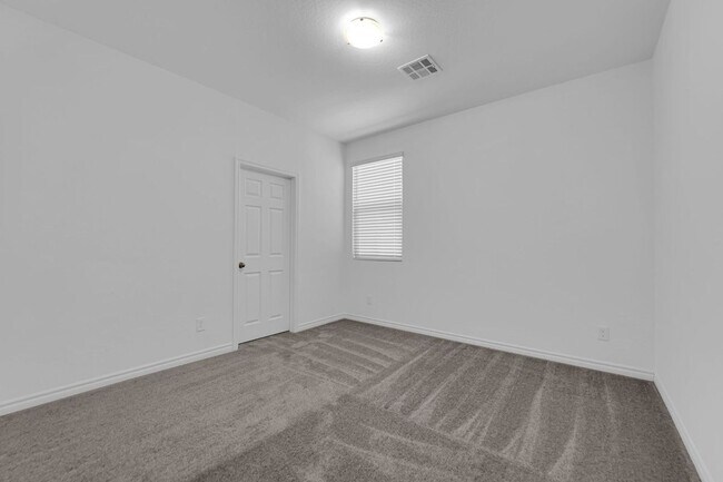 Building Photo - 3 bedroom home in gated community! Move in today!