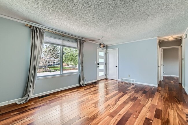 Building Photo - Remodeled 4 Bedroom 2 Bath House In Louisville!