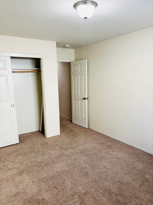 Building Photo - 1407 W Burgundy Ct