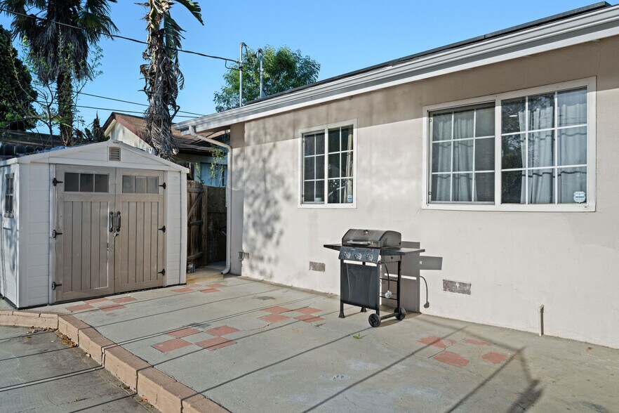 Building Photo - 6527 Woodlake Ave