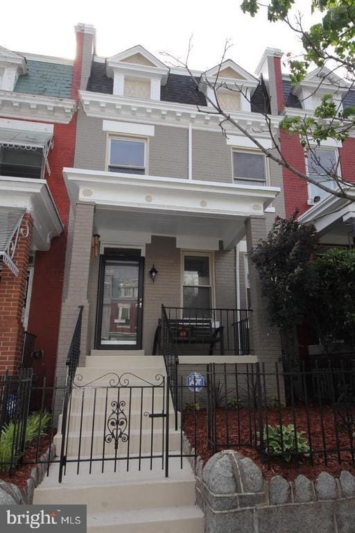 Building Photo - 1932 Summit Pl NE