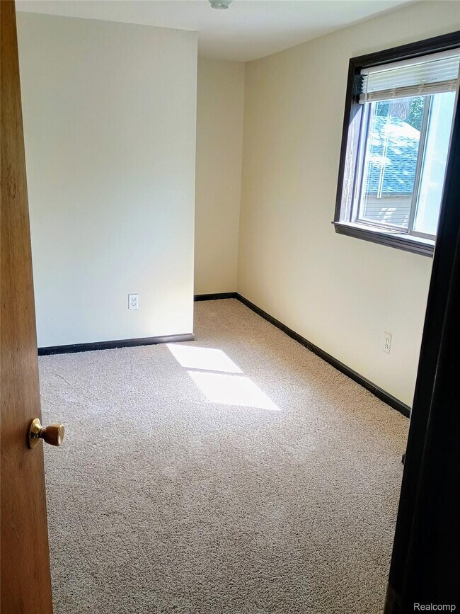 Building Photo - 19241 Melrose Ave