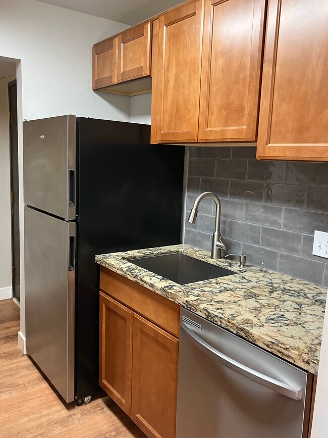 Kitchen - 2955 Lakeside Dr