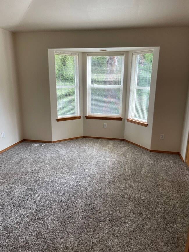 Building Photo - Spacious 3 bedroom 2 bathroom unit in Lake...