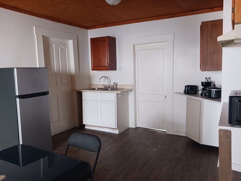 Building Photo - 812 W Main St