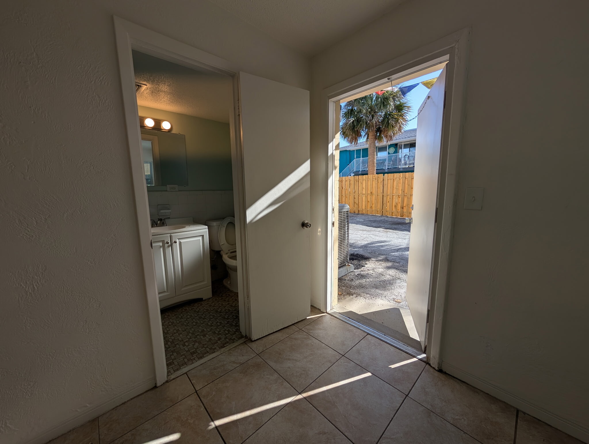Building Photo - 2597 N Oleander Ave