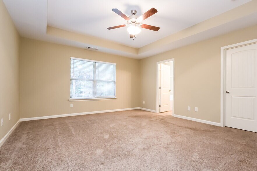 Building Photo - 335 Holbrook Dr