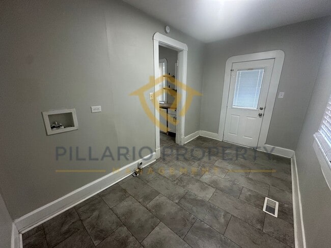 Building Photo - Charming 2-Bedroom Home with Modern Finish...