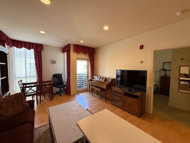 Building Photo - Modern Condo in the Heart of the City's Lo...