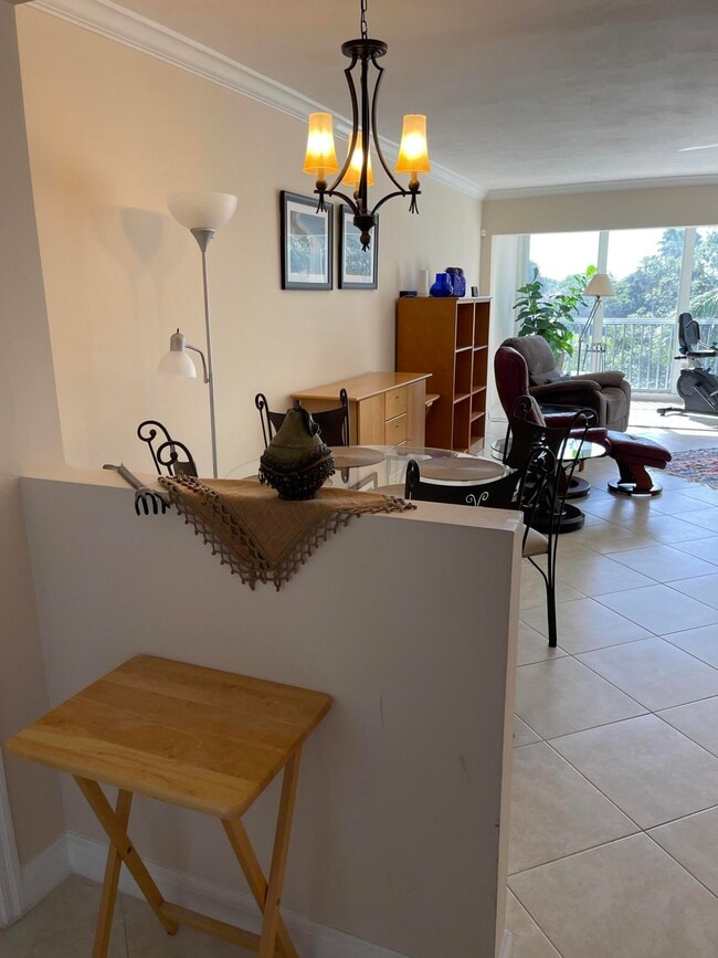 Building Photo - 300 E Royal Palm Rd