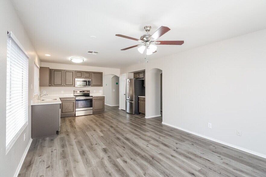 Building Photo - 11834 W Sunnyside Dr