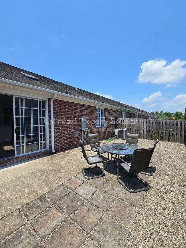 Building Photo - 339 Monlandil Dr