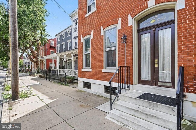 Building Photo - 136 E Lemon St