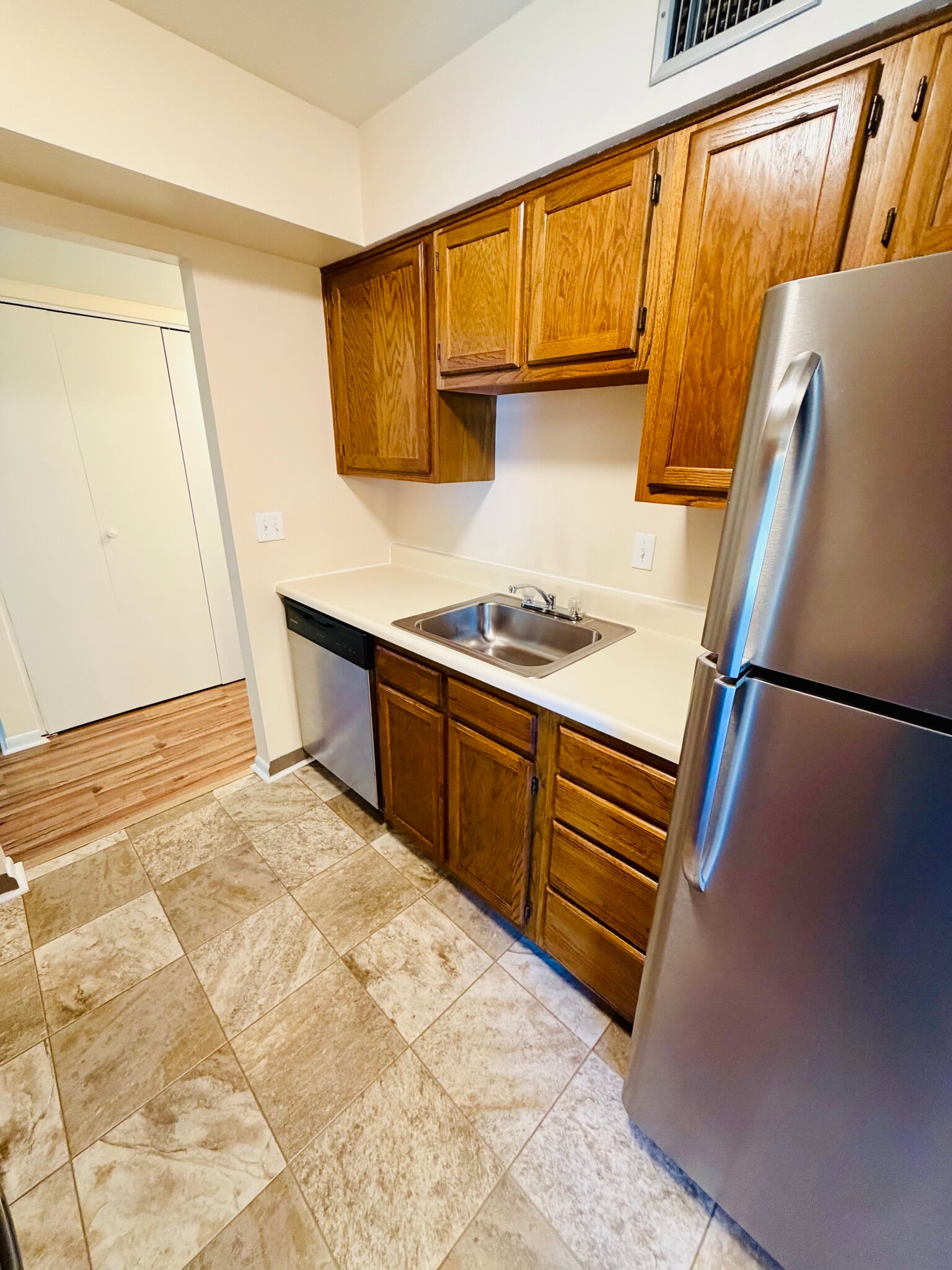 Building Photo - 1325 Forest Green Dr