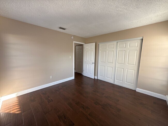 Building Photo - JCR1 - 5445